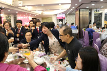 心齋仝人向來賓敬酒熱鬧情況