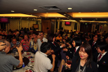 心齋仝人向來賓敬酒的熱鬧情況。