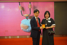 成功投得聖品者逐一上台接受聖品