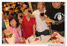 心齋服務仝人向來賓敬酒之熱鬧情況。