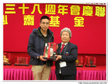 成功投得聖品者逐一上台接受聖品。