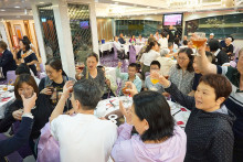 心齋仝人向來賓敬酒熱鬧情況