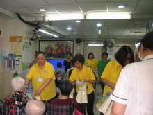 服務人員派發禮物包。