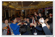 心齋仝人向每席來賓敬酒的熱鬧情況。