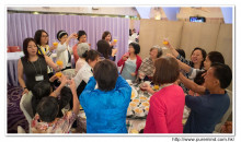 心齋仝人向每席來賓敬酒的熱鬧情況。