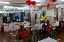 服務人員為長者獻唱時代金曲