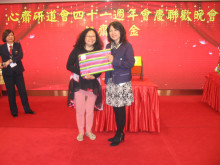萬眾期待的抽獎環節開始，各幸運兒歡天喜地上台領取獎品。