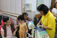 服務人員派發禮物包。