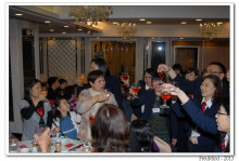 心齋仝人向每席來賓敬酒的熱鬧情況。