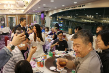 心齋仝人向來賓敬酒的熱鬧情況