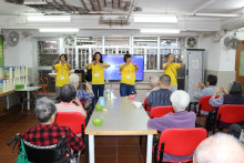 服務人員為長者示範健體操。