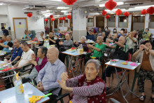 服務人員為長者示範健體操