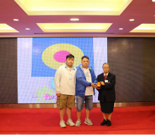 成功投得聖品者逐一上台接受聖品