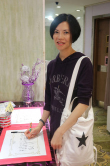 來賓簽名留念。