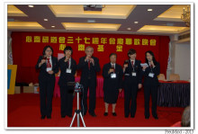 會長聯同心齋主要負責人上台向來賓祝酒。