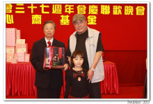 成功投得聖品者逐一上台接受聖品。