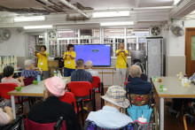 服務人員為長者示範健體操。