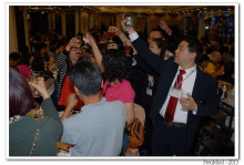 心齋仝人向每席來賓敬酒的熱鬧情況。