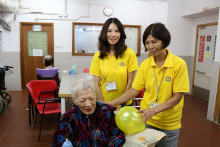 長者玩傳遞汽球遊戲時攝。