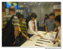 小朋友玩兒童遊戲時。