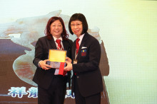 成功投得聖品者逐一上台接受聖品。