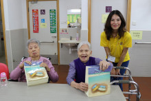 服務人員派發禮物包。