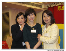 服務人員與嘉賓合照留念。