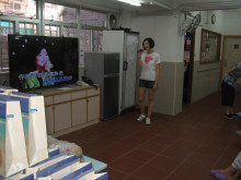 服務人員為長者獻唱時代金曲。