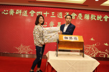 萬眾期待的抽獎環節開始，各幸運兒歡天喜地上台領取獎品。