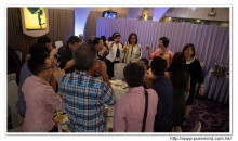 心齋仝人向每席來賓敬酒的熱鬧情況。