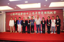 致送紀念品給支持心齋之熱心人士。