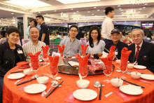 來賓與李一覺會長合照留念。