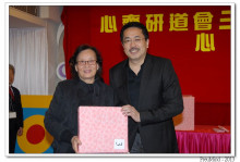 萬眾期待的抽獎環節開始，各幸運兒歡天喜地上台領取獎品。