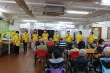 服務人員為長者示範健體操