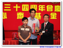 成功投得聖品者逐一上台接受聖品。