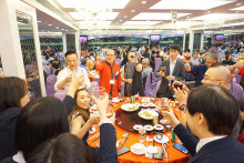 心齋仝人向來賓敬酒熱鬧情況