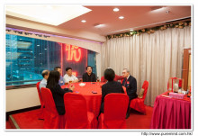 會長與眾貴賓談道。