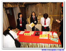 接待處服務人員為歡迎來賓作最後準備。