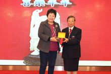 成功投得聖品者逐一上台接受聖品。