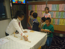 小朋友玩兒童遊戲時攝。