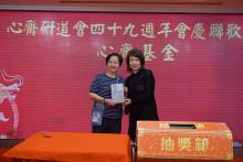 萬眾期待的抽獎環節開始，各幸運兒歡天喜地上台領取獎品