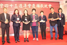 致送紀念品給支持心齋之熱心人士。