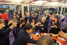 心齋仝人向來賓敬酒熱鬧情況