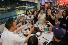 心齋仝人向來賓敬酒熱鬧情況