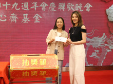 萬眾期待的抽獎環節開始，各幸運兒歡天喜地上台領取獎品