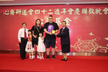 成功投得聖品者逐一上台接受聖品。