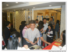 來賓簽名留念。