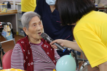 長者玩傳遞汽球遊戲時攝