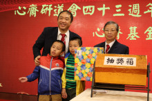 萬眾期待的抽獎環節開始，各幸運兒歡天喜地上台領取獎品。