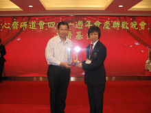 成功投得聖品者逐一上台接受聖品。